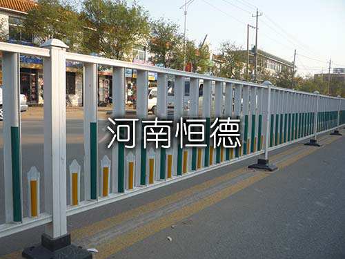 交通护栏道路护栏，镀锌钢制道路护栏价格，公路护栏厂家图片