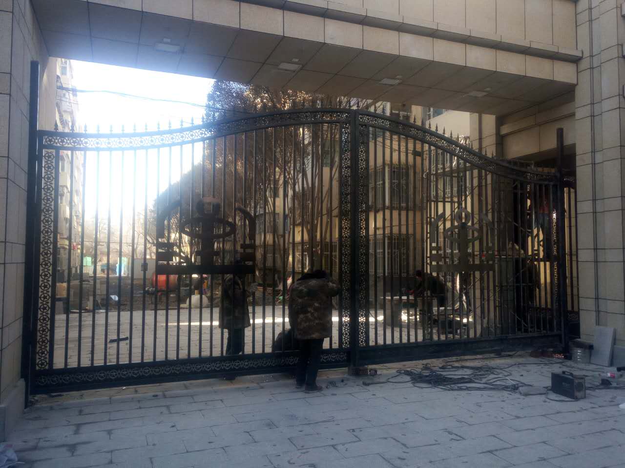 新疆乌鲁木齐小区铁艺大门 铸铁大门制作与加工图片