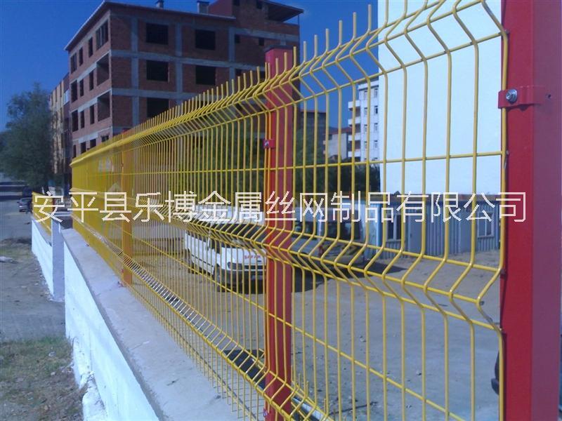 南京三角折弯护栏网江苏浸塑护栏网厂家生产图片