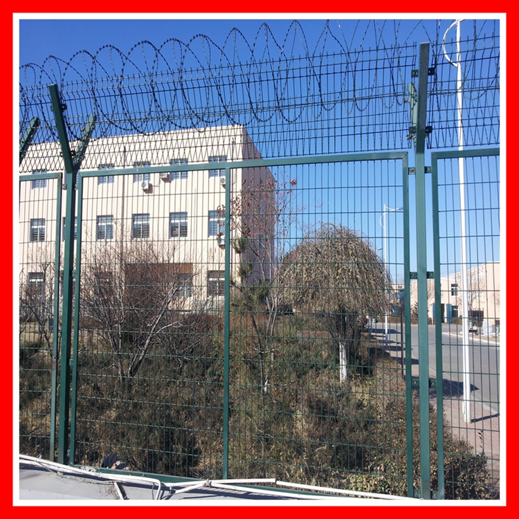 唯欧专业生产监狱钢网墙看守所Y型立柱护栏网蛇腹形铁丝网图片