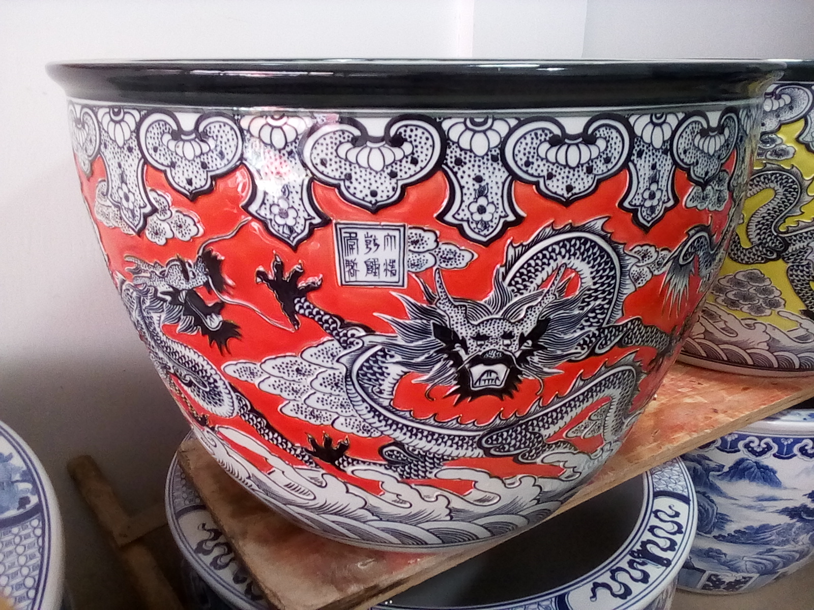 景德镇厂家直销雕刻青花陶瓷鱼缸 陶瓷鱼缸生产加工图片
