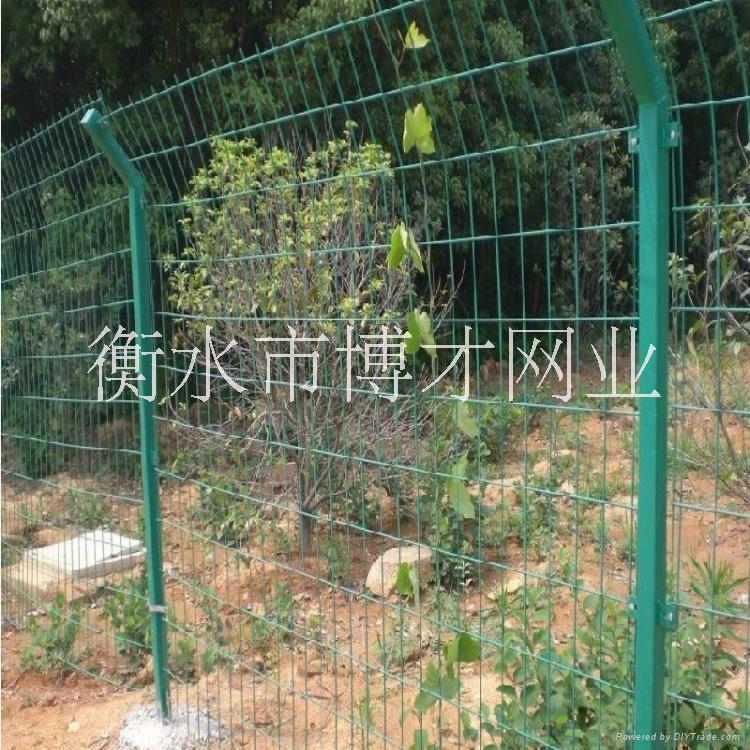 南京铁丝网围栏厂家、铁丝网多少钱一米？散养鸡铁丝网报价