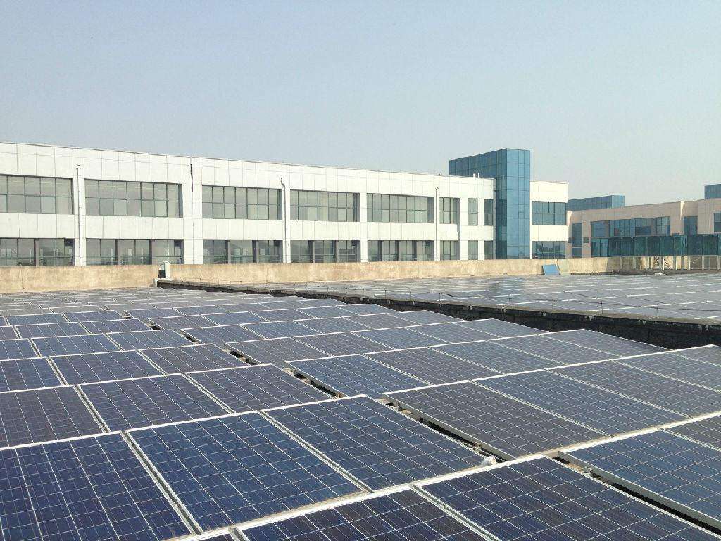 安装商用屋顶光伏太阳能发电设备