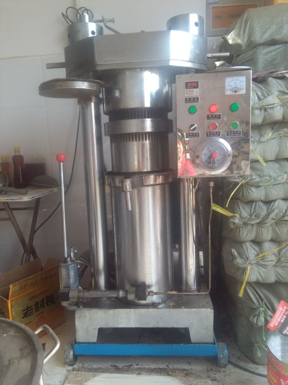 液压榨油机厂家 全自动榨油机 芝麻香油机 液压榨油机 芝麻香油机 流动式图片