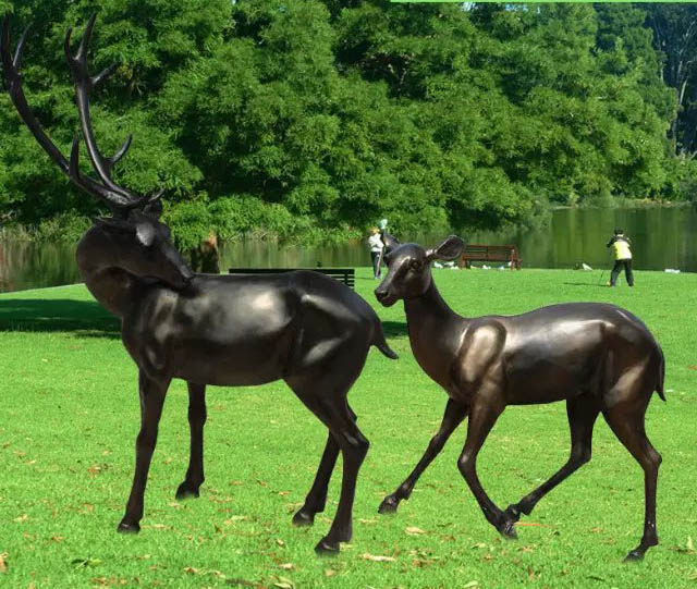 树脂仿铜鹿雕塑 玻璃钢雕塑厂家工厂定制价格如何景观雕塑小品仿真鹿摆件报价