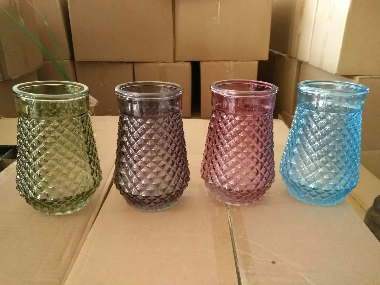 菏泽市玻璃工艺瓶厂家厂家批发 新款玻璃提手花瓶 喷色花瓶 彩色 玻璃工艺瓶 玻璃瓶