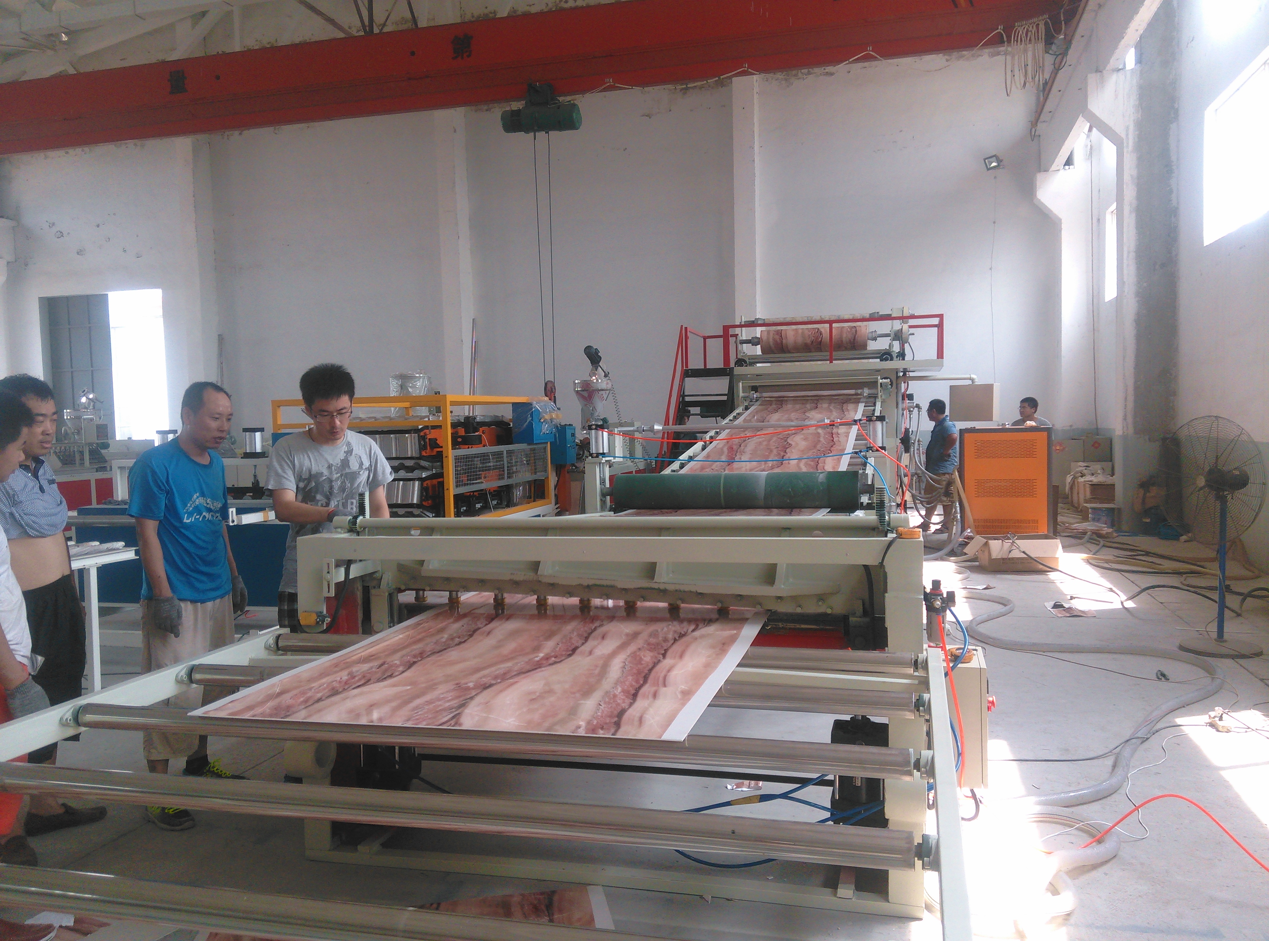 青岛市PVC人造大理石板设备厂家德佳源PVC人造大理石板设备、UV板设备