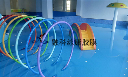 传统瓷砖PK现代泳池胶膜