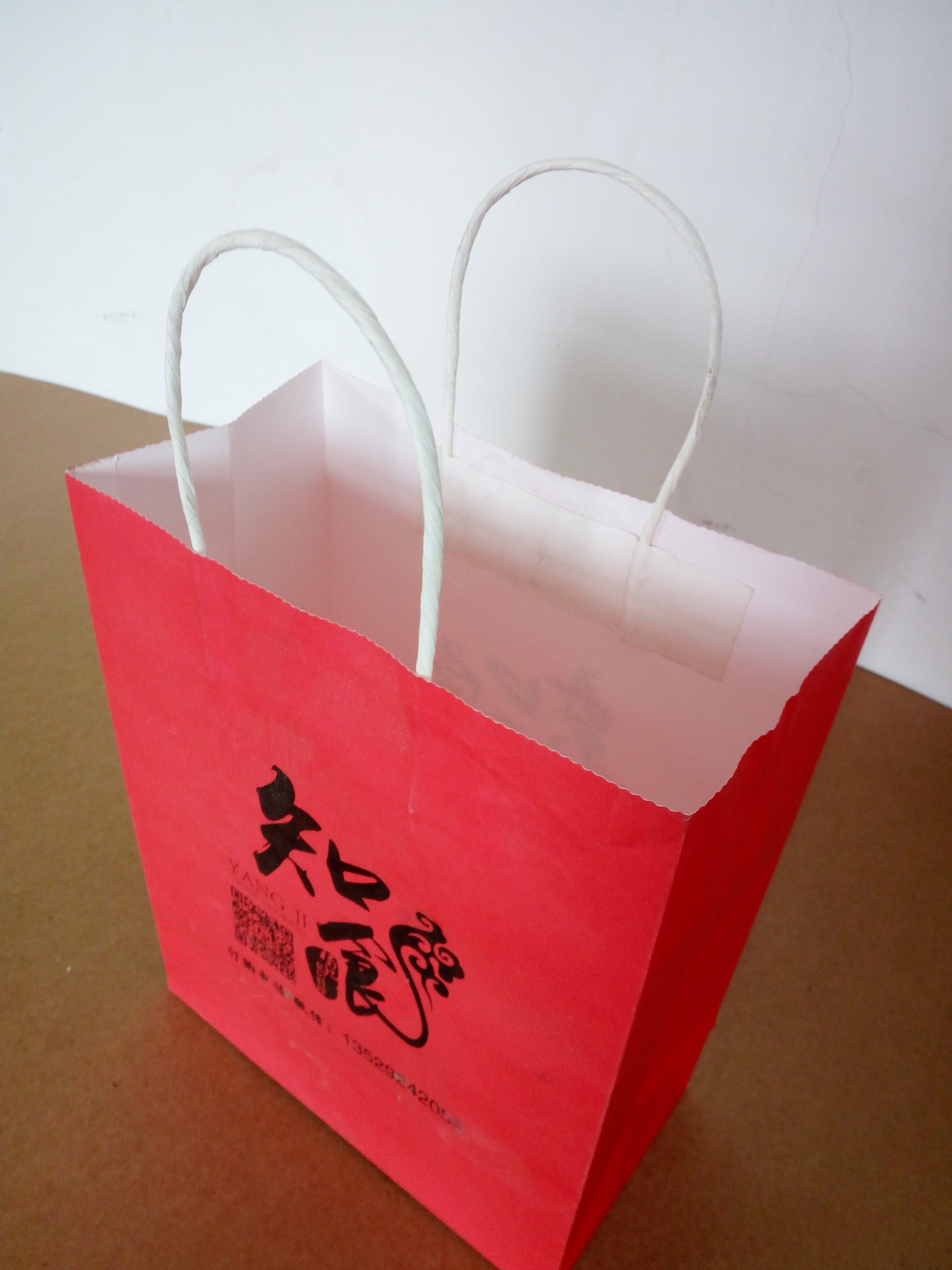 上海定制手提袋 手拎袋 手提纸盒 卡纸包袋 服装手袋 上海手提袋订制 白牛皮手提袋图片
