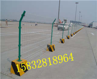 公路护栏网、铁丝网围栏供应公路护栏网、铁丝网围栏供应 润光护栏