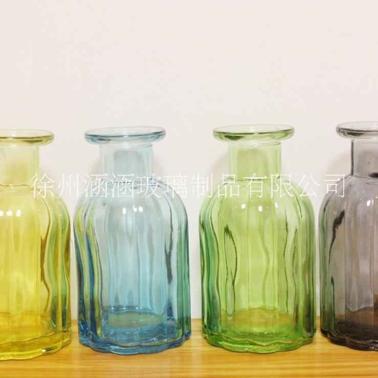 创意彩色透明玻璃花瓶配干花满天星图片