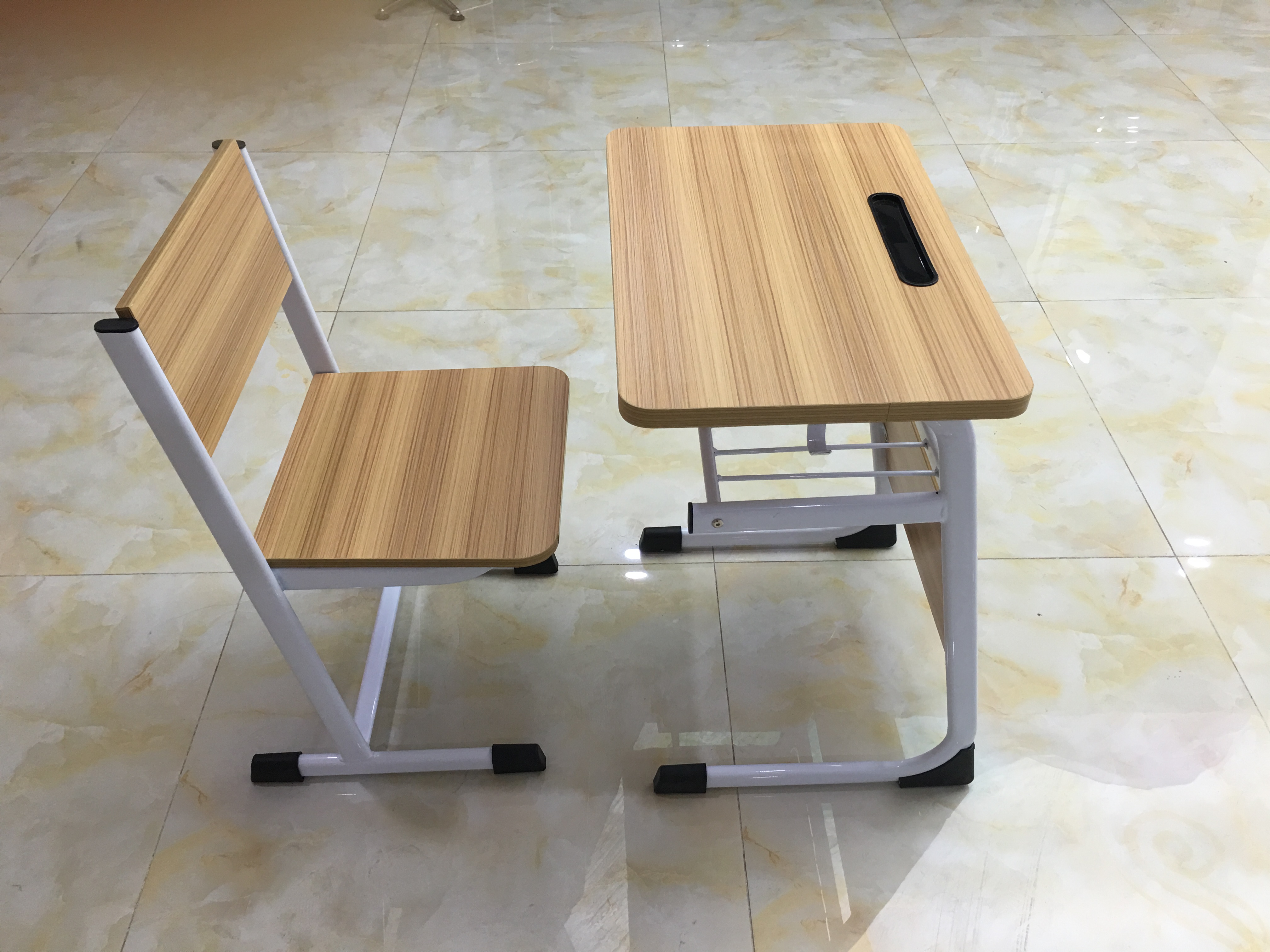 东鑫钢木学生课桌椅厂家直销批发价格木板学生课桌椅供应商批发价