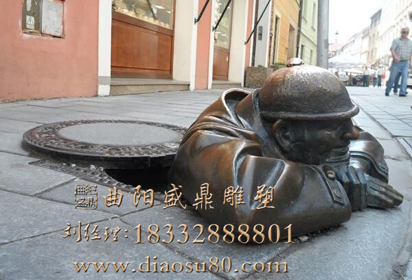 城市街头雕塑 趴着的男人雕塑 步行街雕塑 街头情景雕塑 玻璃钢
