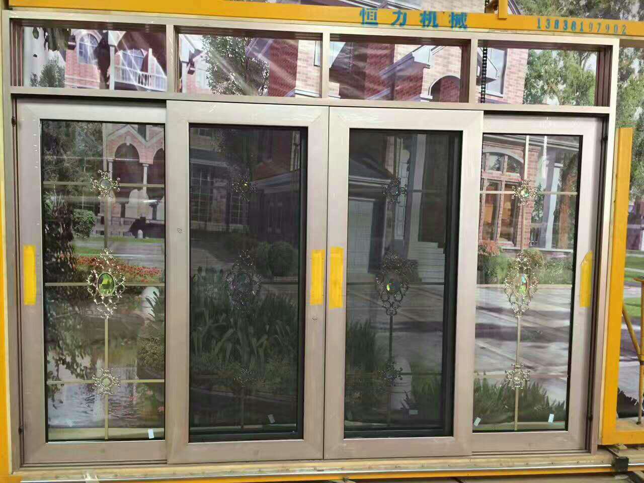 铝合金门窗调试架对不同规格的铝合金门窗模拟实际安装铝合金门窗调试架门窗设备图片
