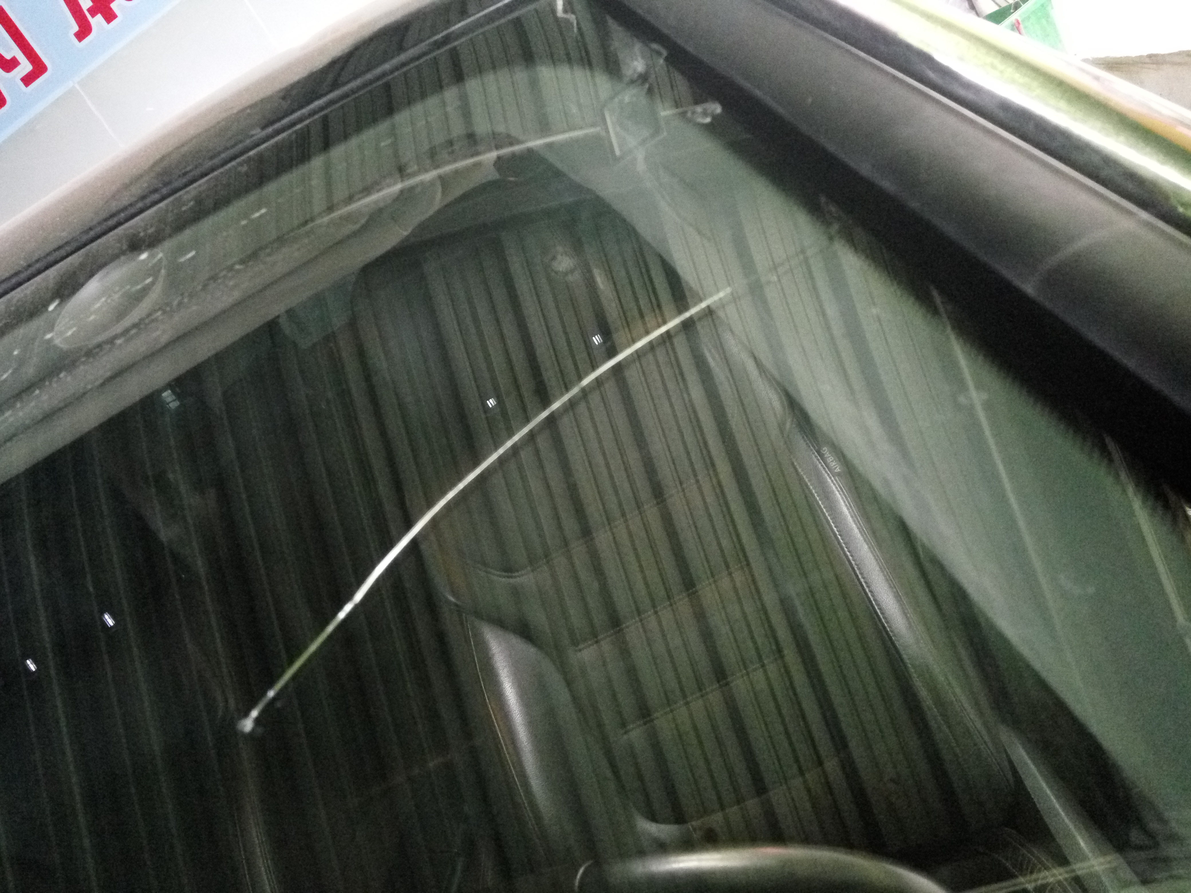 郑州汽车前玻璃贴膜时被刀划了几道印，怎么办？---郑州高手玻璃划痕修复图片