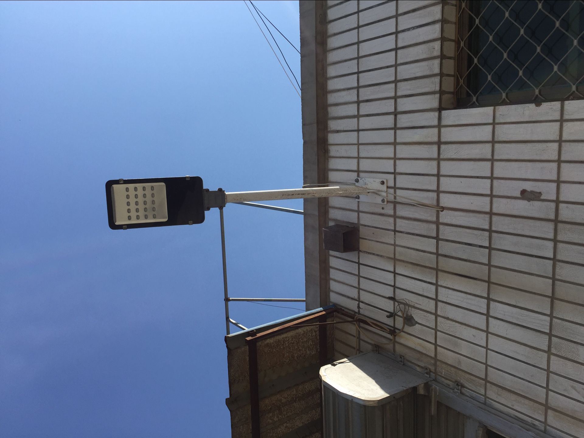 农村简易抱杆一体化太阳能路灯安装需求图片