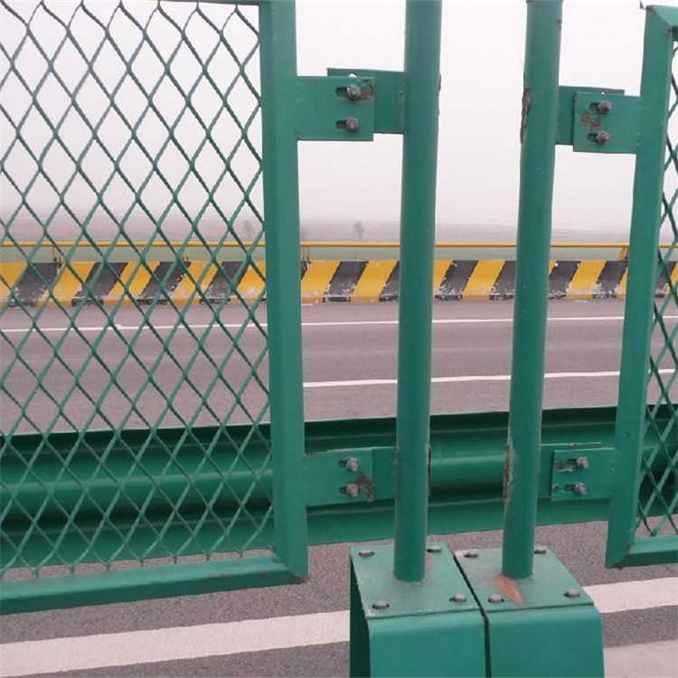厂家专业定做安装高速公路防眩网钢板网护栏图片