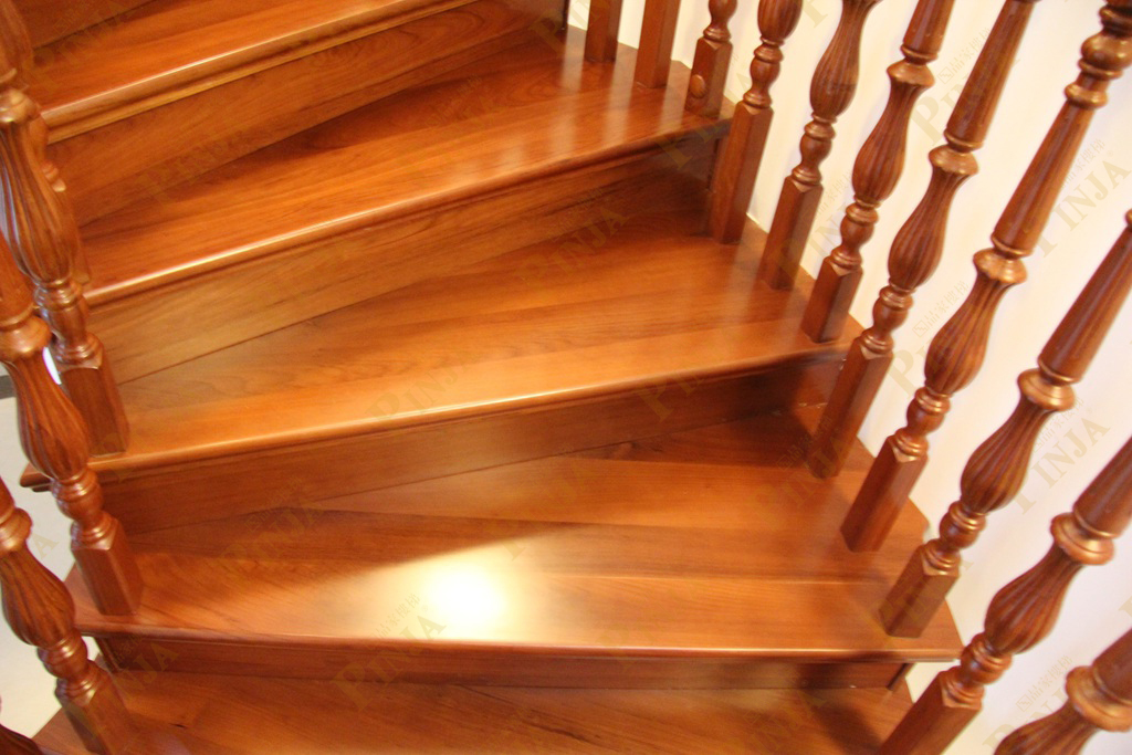 实木楼梯厂家定制造型_楼梯踏步板柚木_楼梯整体木质设计图片