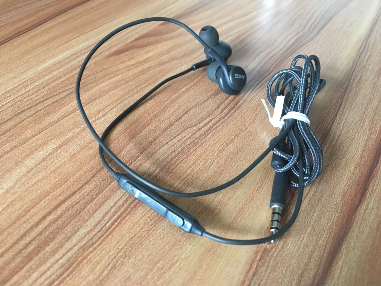 三星S8入耳式耳机3.5mm运动现货工厂新款三星S8编织绳入耳式耳机3.5mm运动耳机外贸爆款