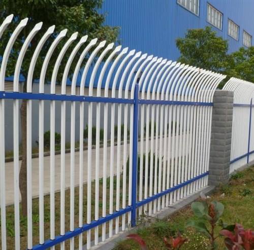 防护铁栏围栏锌钢护栏是指采用锌合金材料制作的阳台护栏，由于其具有高强度、高硬度、外观精美、色泽鲜艳等优点，成为住宅小区