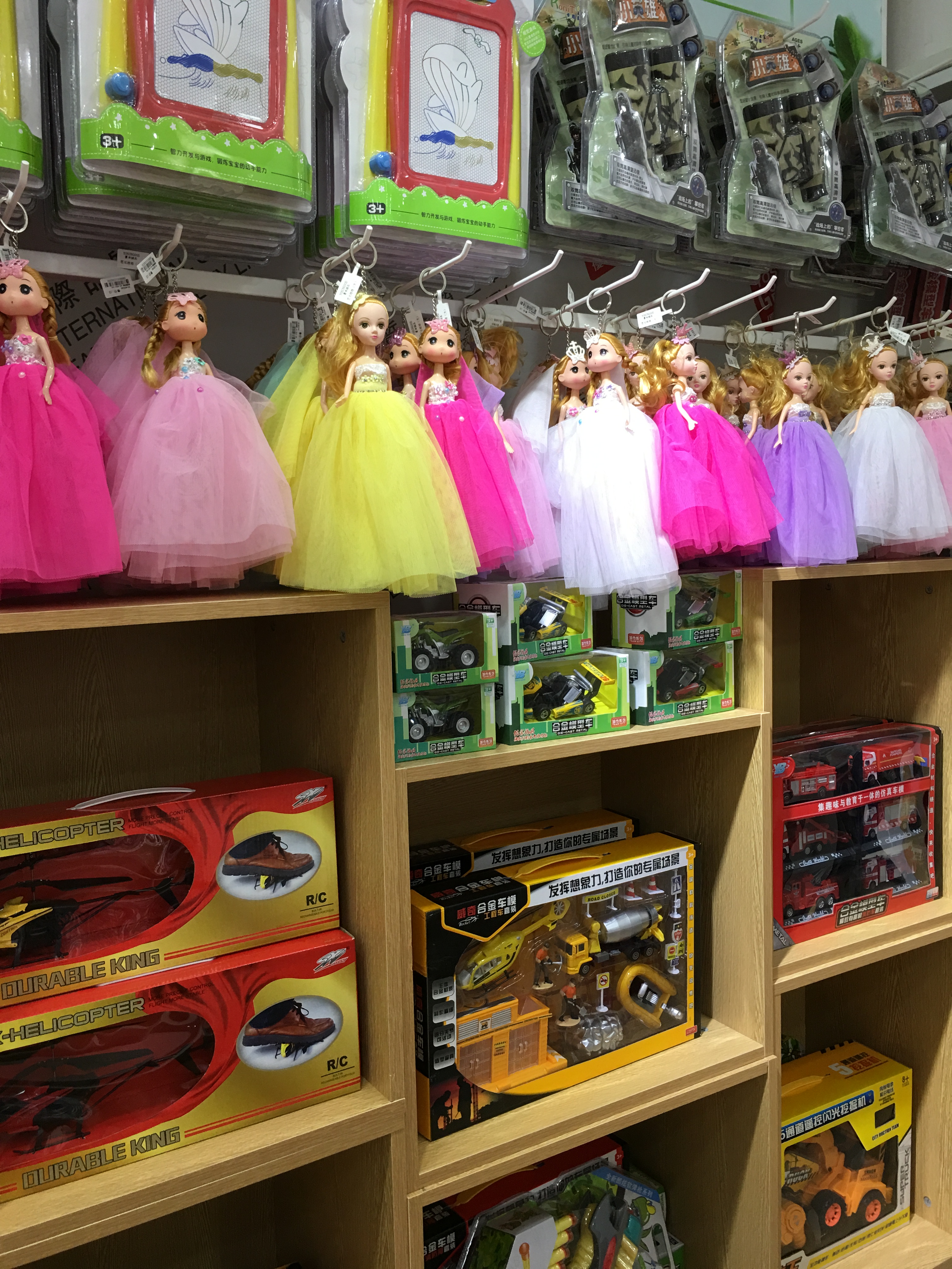 广州十元玩具 芭比娃娃 玩具车广州十元玩具 芭比娃娃 玩具车