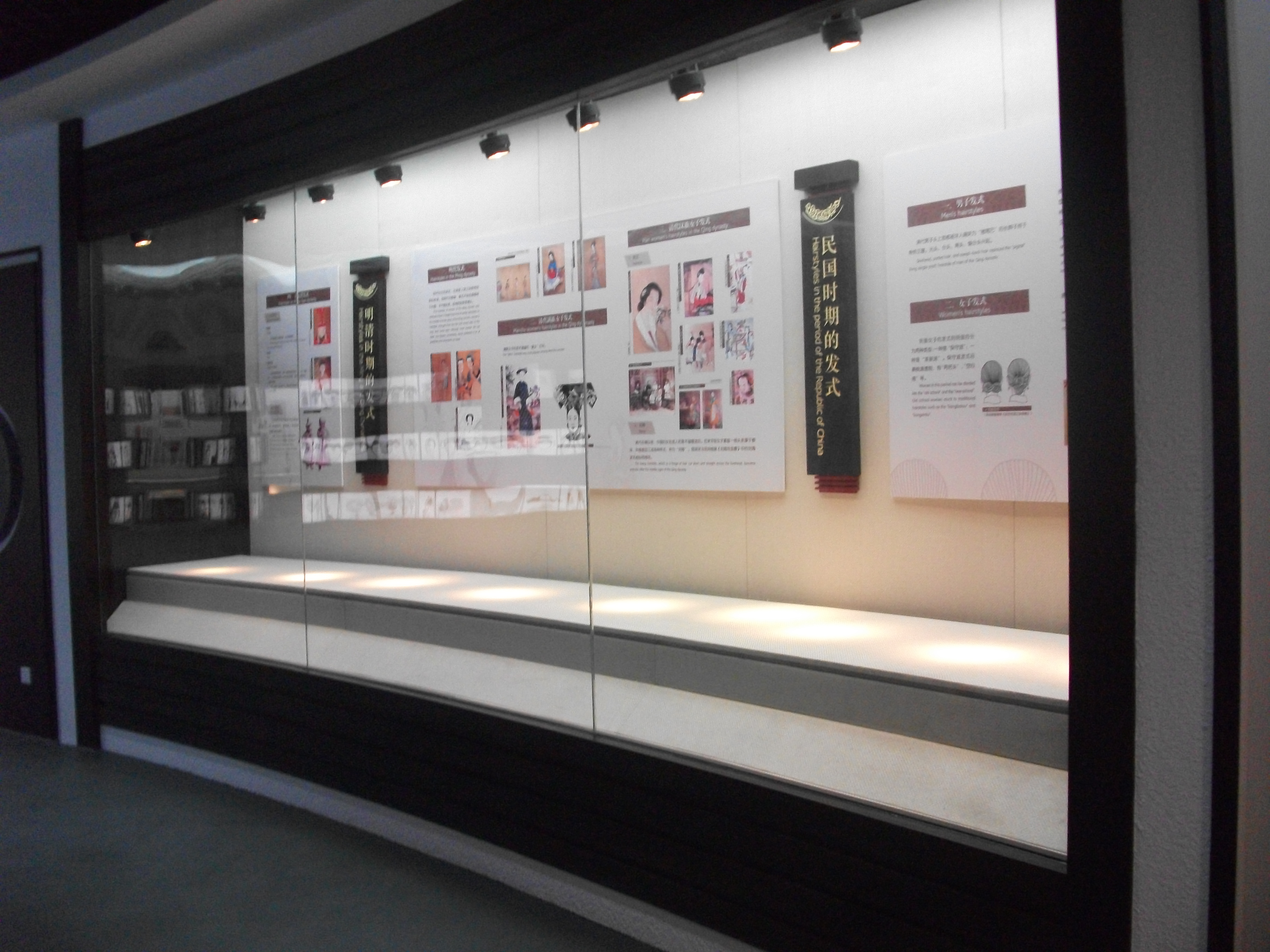 博物馆独立柜、博物馆沿墙柜、深圳市博物馆展柜设计制作厂家、博物馆展柜尺寸