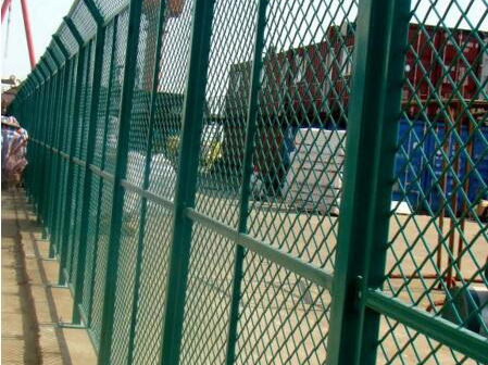 新疆花草护栏 护栏围栏网多少钱 铁路两旁绿色围栏网
