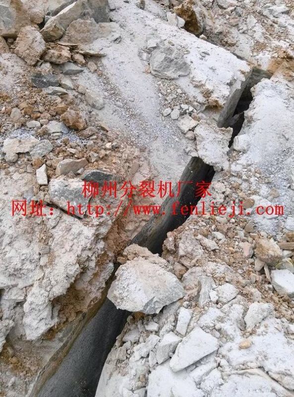 湖南吉首矿山岩石开采大型劈裂机