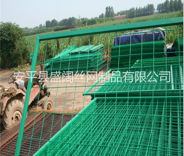 专业生产双边丝框架护栏 高速公路护栏网 绿色护栏网图片