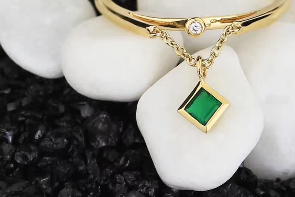 工厂新款18K黄金绿色天然宝石祖母绿镶嵌钻石小戒指加工一件代发 祖母绿镶嵌钻石戒指图片