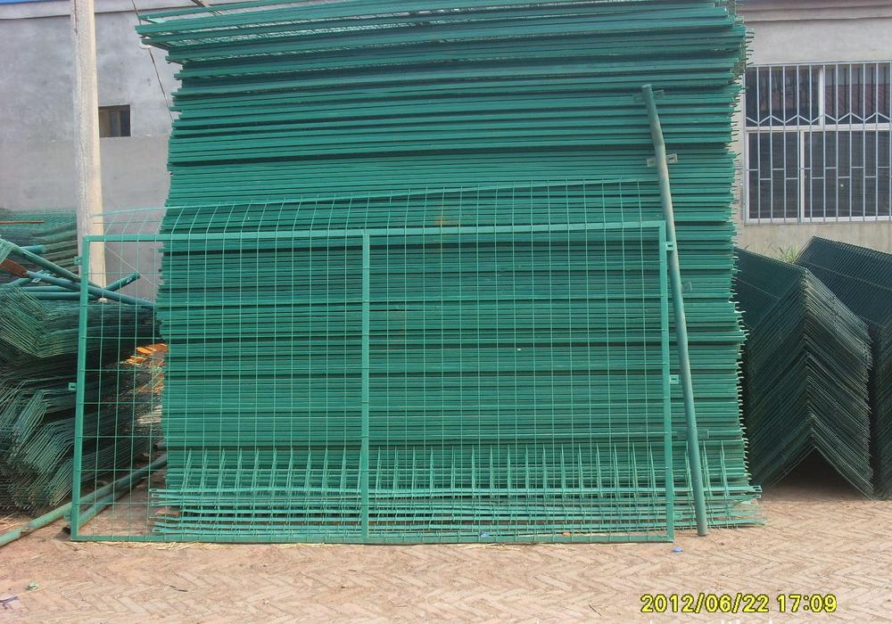 隔离栅定做 高速护栏 高速公路护栏网 浸塑草绿色框架隔离网 公路围栏现货可选