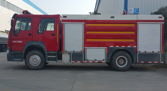 重汽豪沃8吨水罐消防车