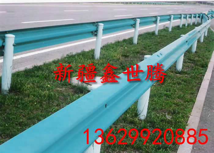 奇台波形梁钢板护栏 高速公路路侧波形防护栏 新疆护栏板厂家