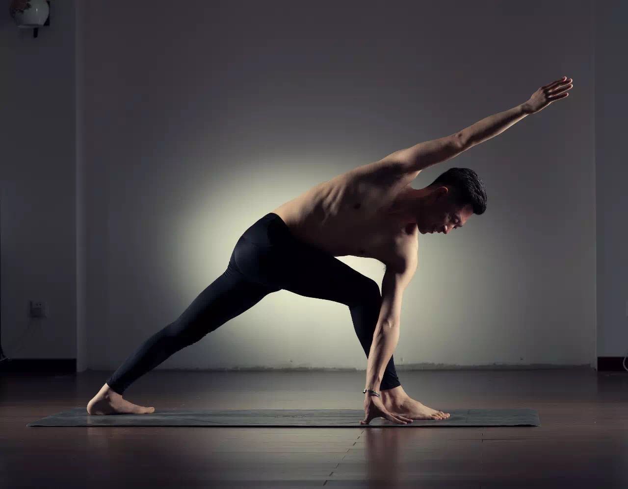 刚刚才知道做瑜伽「 前屈 」这  「 前屈 」这 7 点很关键 靠墙练习瑜伽手肘倒立