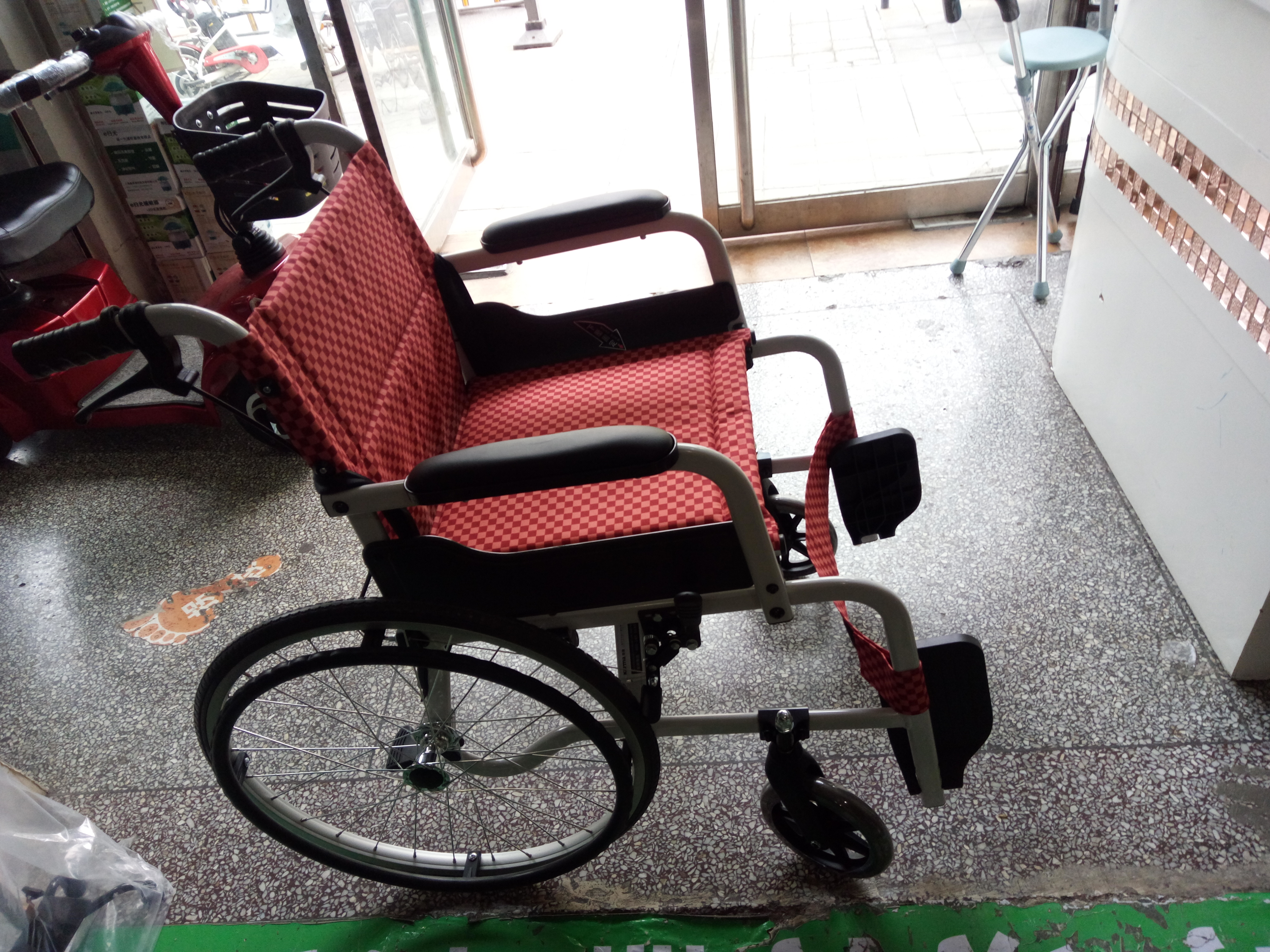 轮椅铝合金老人轻便轮椅折叠手动轮 济南轮椅哪卖济南老人轮椅车专卖店图片