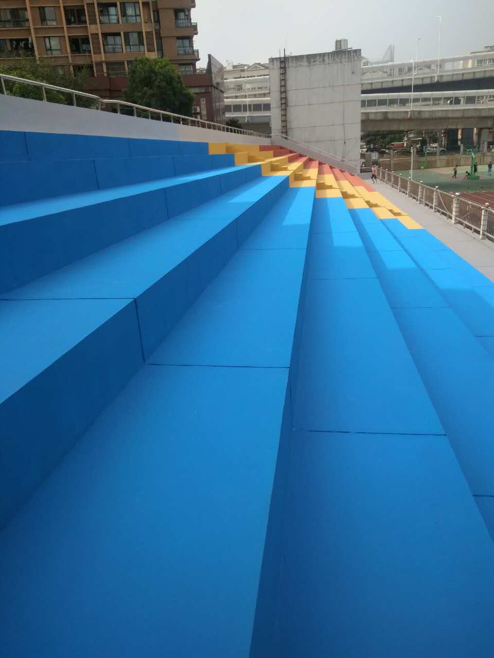 供应东莞蓝球场地板喷油漆，刷丙烯酸面层每平方材料价位、球场看台油漆