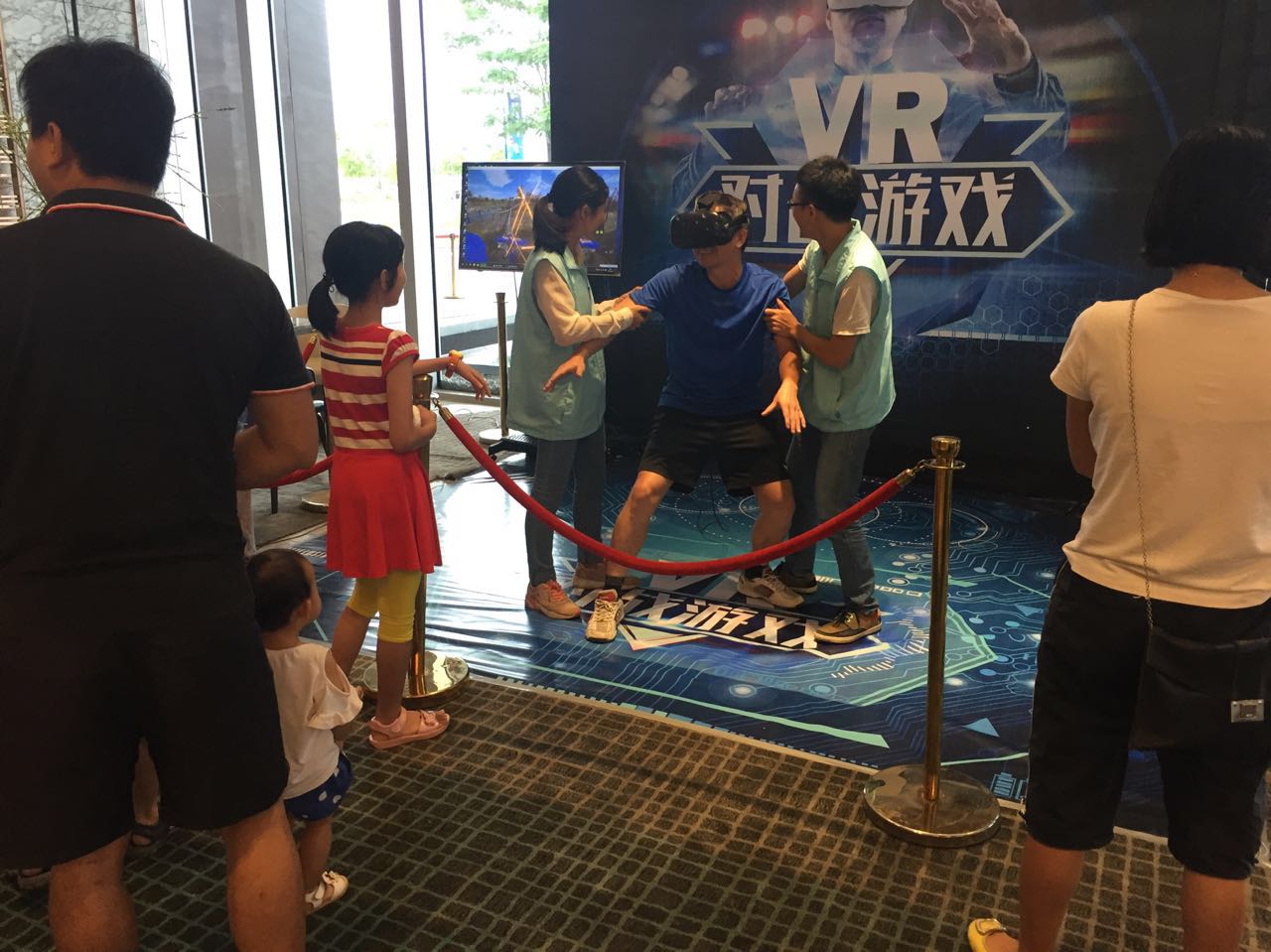 深圳VR极限挑战设备租赁 、VR滑雪机、VR加特林租赁 VR漂流、VR滑雪机、VR加特林图片