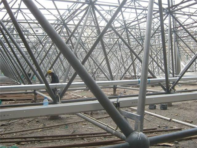 专业承揽 专业设计 制造 安装各类钢结构、网架、管桁架工程二级施工 乙级设计资质企业