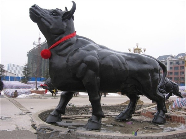 铜雕厂家大型铜牛华尔街牛户外动物摆件铜牛雕塑定做