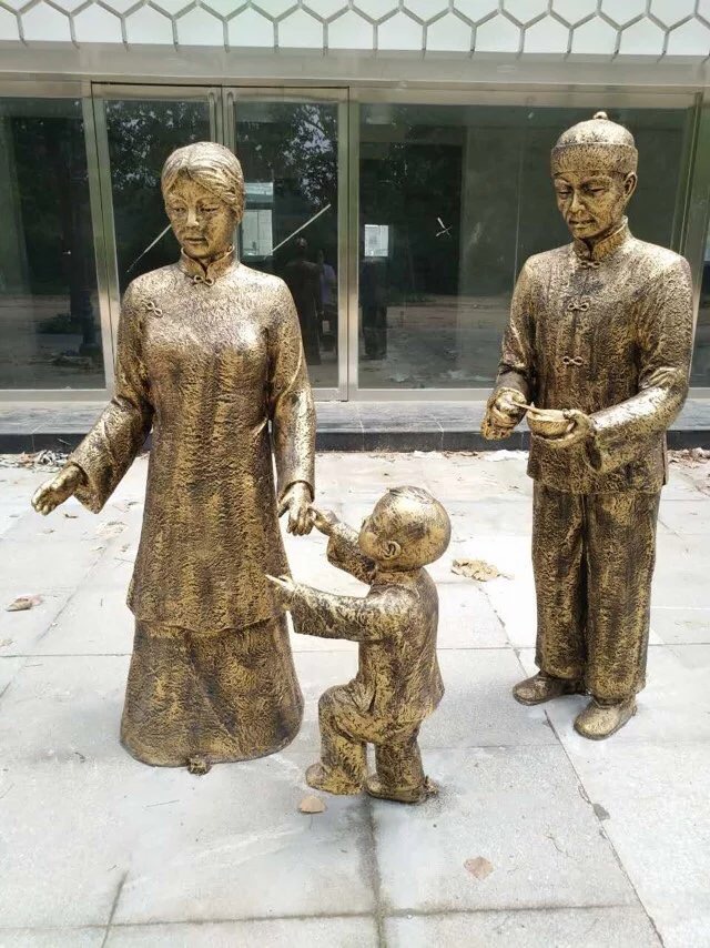 玻璃钢仿铜现代人物雕塑 母与子购物广场小品摆件 一家三口雕塑城市广场摆件现代人物定制 铜雕摆件