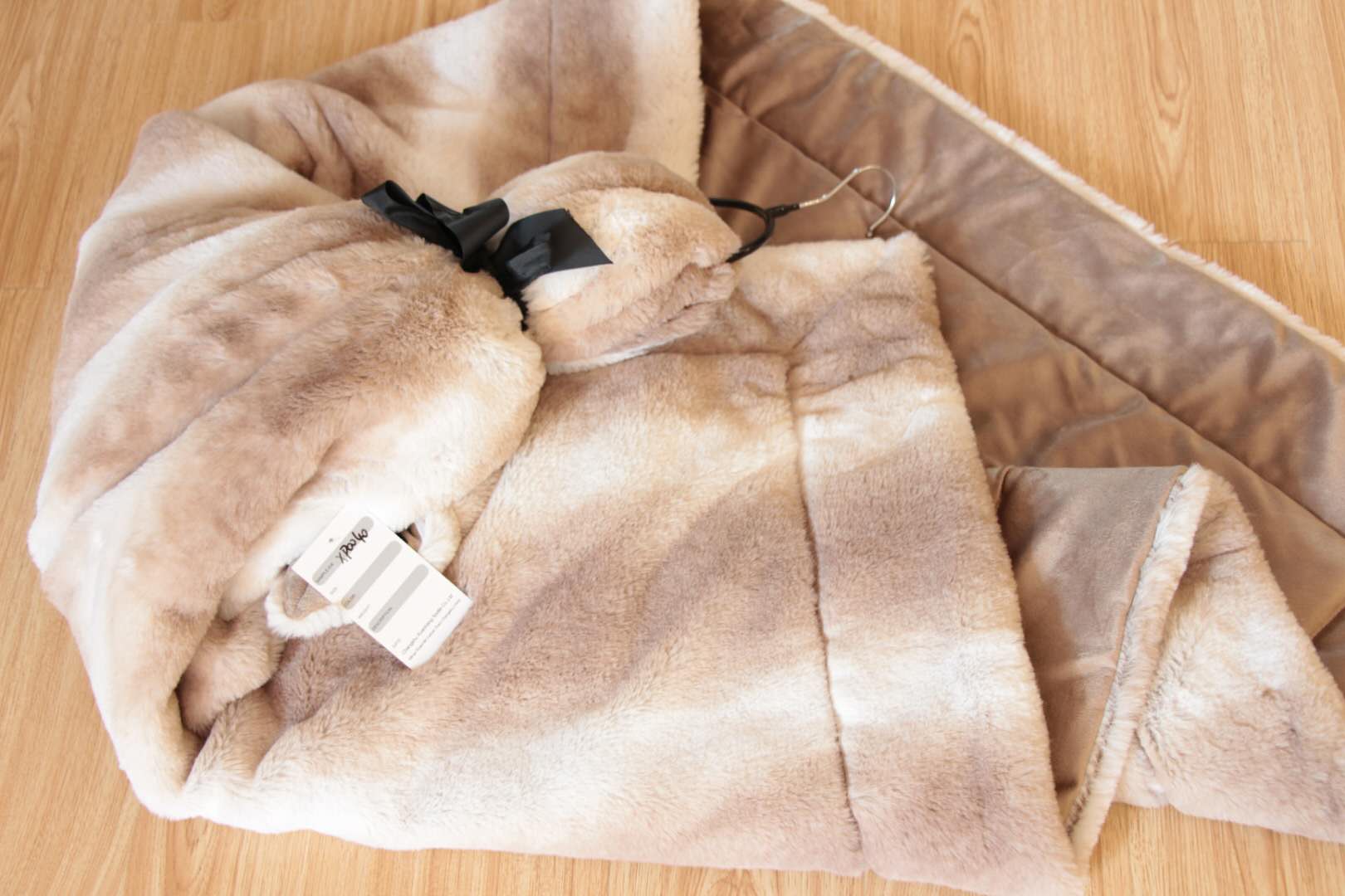 PV绒毛毯压刷花双层冬季保暖毯图片