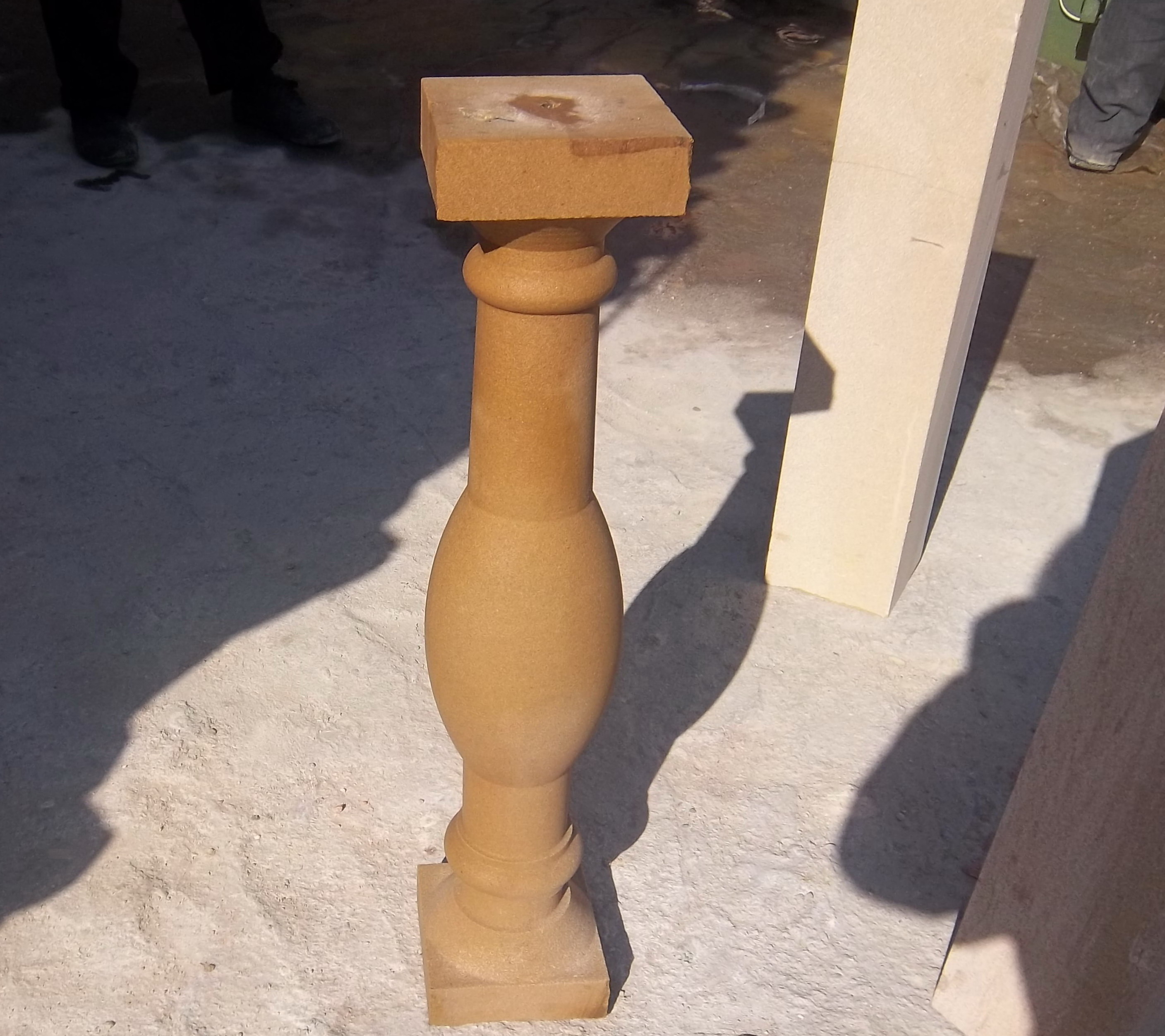 供应莱阳白砂岩花瓶 供应各色砂岩花瓶仿形机加工
