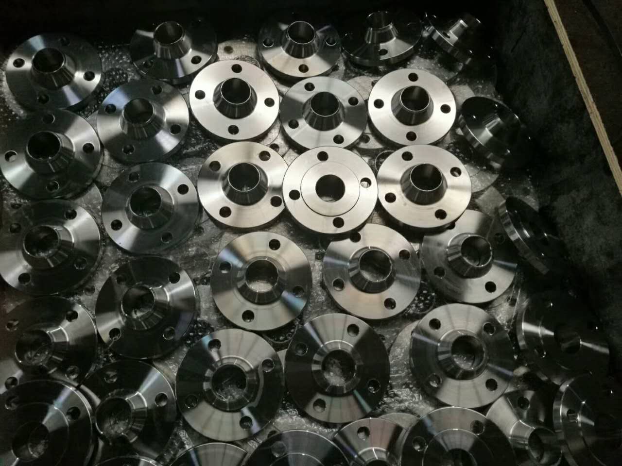 固元销售碳钢合金对焊高压焊接法兰DN40-DN500大量加工批发人孔厂家图片