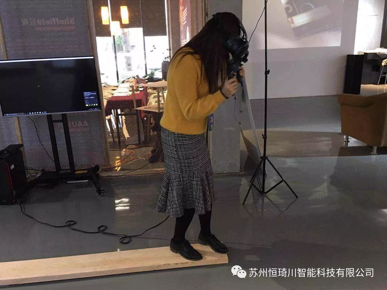 VR高空救猫 VR高空行走租赁 VR高空跳楼庆典道具设备出租 互动暖场VR虚拟现实设备租赁