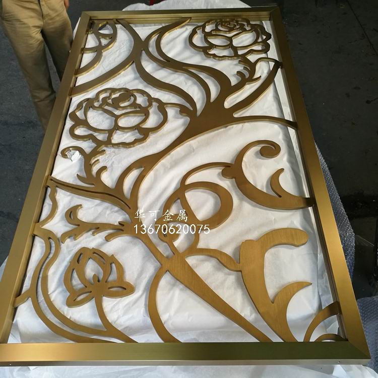 钛金色激光镂空玫瑰花形不锈钢屏风不锈钢隔断厂家图片