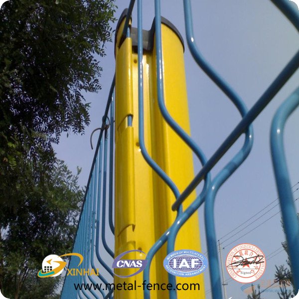 鑫海品牌50*100毫米网孔1.8米高三角折弯护栏网，桃型立柱护栏网