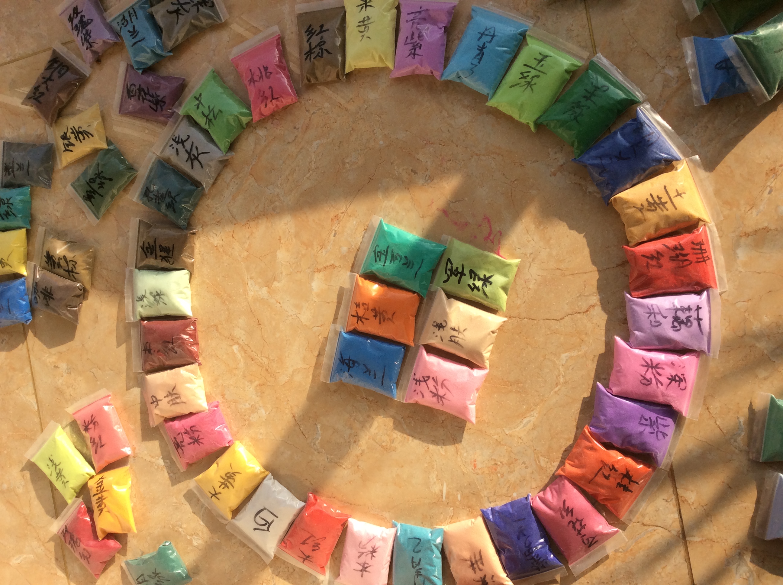 旭达矿产批发儿童沙画专用彩色沙子80-120目人工上色彩砂图片