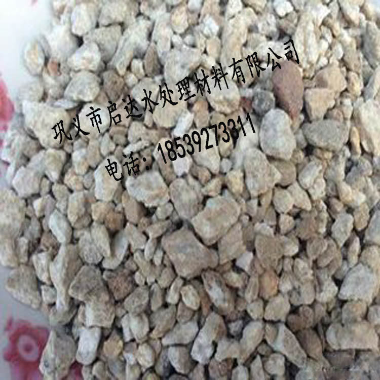 吕州麦饭石滤料是一种对生物无毒、无害并具有一定生物活性的复合矿物或药用岩石 无毒无害麦饭石图片