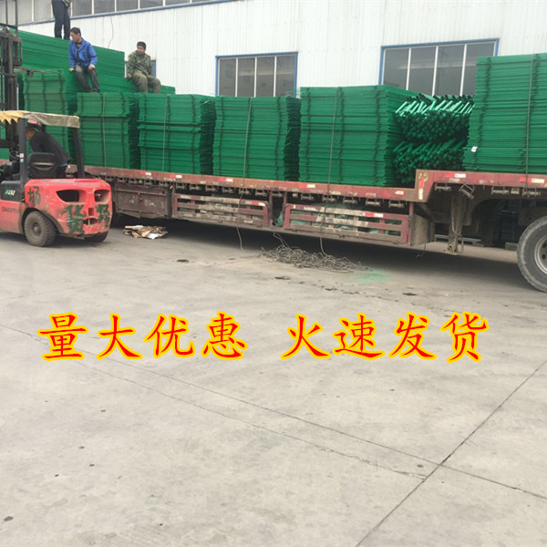 万宇网业现货供应公路护栏网 圈地安全防护网