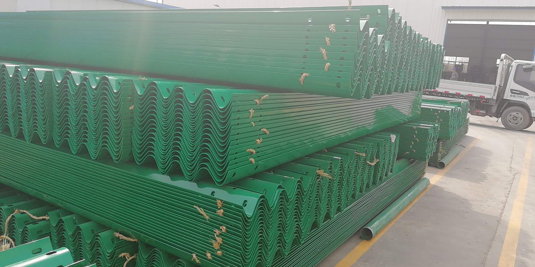 优质护栏板   高速护栏板  安全生命防护护栏板  二波波形护栏板 喷塑6029绿色